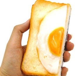 「目玉焼きパン」の iPhone 5ケースをかばんにつめこんで…