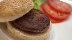 人工肉で作られたハンバーガーの価格は、通常のハンバーガー10万個分（1個約3,250万円）
