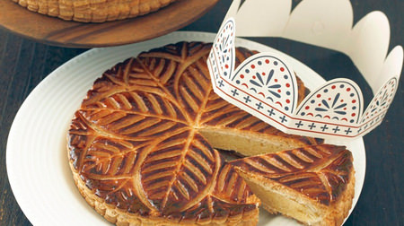 King's candy "Gallet des Rois" in Donk-with paper crown and fève