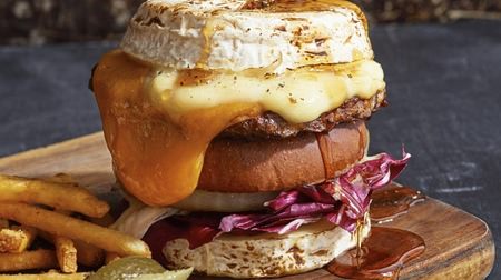 "Super Cheeseburger", a must-have for cheese lovers, is back! Sandwich meat and buns with Camembert