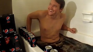 ペプシーコーラ300缶で夢の「コーラ風呂」を実現した男性