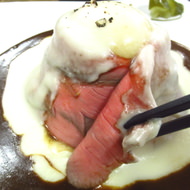 ローストビーフを巻いた山に焙煎カレーをかけた「ジェイズ丼 白富士」が楽しい＆おいしい！