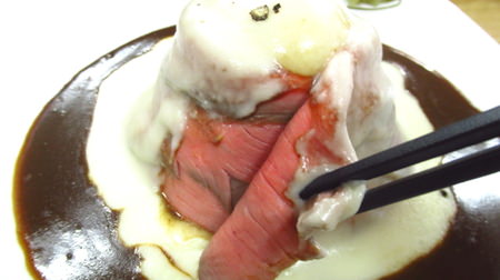 ローストビーフを巻いた山に焙煎カレーをかけた「ジェイズ丼 白富士」が楽しい＆おいしい！