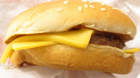 【実食】バーガーキング「ダブルチーズバーガー」―チェダーチーズこってり！でもくどくない