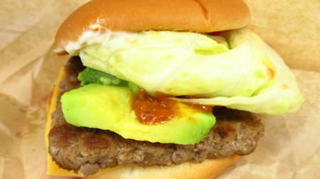 【実食】ウェンディーズ「アボカドチリチーズバーガー」―これはタコライスの味！