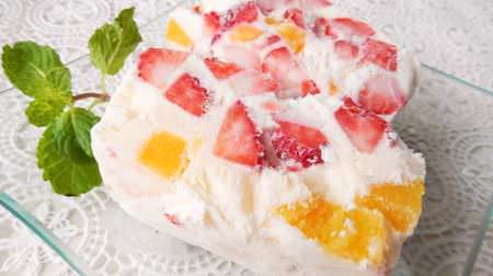 A simple recipe for an "ice cake" that you can make just by shaking a milk carton! Put plenty of fruits and biscuits