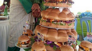 People who celebrated their marriage with a "wedding burger", not a wedding cake