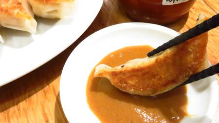 The "Miso Sauce" that can be ordered at Osaka Osho is a fun and unique way to enjoy the original yaki-gyoza!