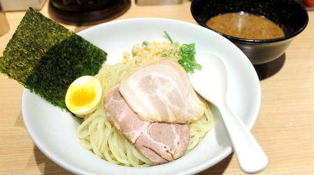 The noodles and sauce of Ippudo's "Hakata Thick Tsukemen" are well-balanced and delicious!
