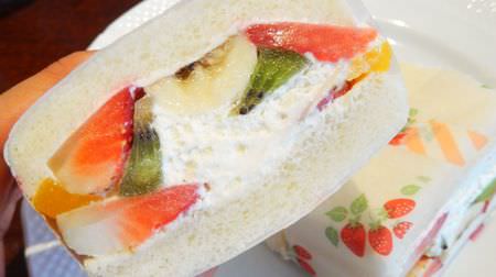 Do you know that there is a "fruit sandwich" at Hoshino Coffee? Plenty of seasonal fruits and fluffy whipped cream!