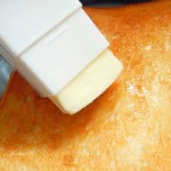 リップみたいにクルクル出せる「直ぬりバタースティック」がめっちゃ便利！パンの端まで塗り残さない
