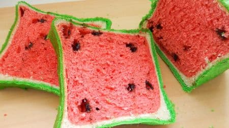 I tried "Watermelon Bread" from Sendai, which is a hot topic! Just like the real thing! "Cream watermelon bread" is also a real meal!