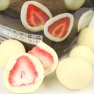 【実食】ファミマ限定「ストロベリーチョコ」―ホワイトチョコのまろやかな甘味にドライストロベリーの酸味！