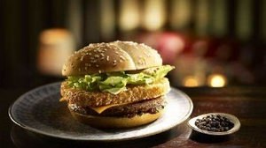 Mac, black pepper scented adult burger "Mc Pepper" released