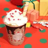 スタバ新作「サンタブーツ チョコレート フラペチーノ」はストローまで食べられる！クリスマス気分満点の特別な一杯