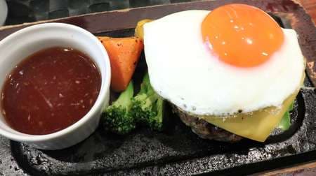 "Shibuya Otona Hamburger" is 100% Japanese black beef, and you will be fascinated by the deliciousness and sweetness of the overflowing meat--a superb hamburger you want to eat at least once
