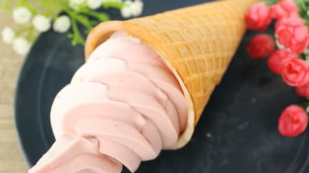 [Tasting] FamilyMart limited "waffle cone rich double strawberry" -white is strawberry whipped cream, pink is strawberry jam style!
