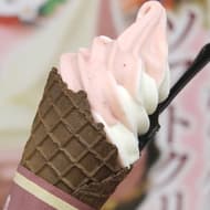 【実食】レアかも？成城石井の店舗限定ソフトクリーム「あまおう苺＆ミルク」