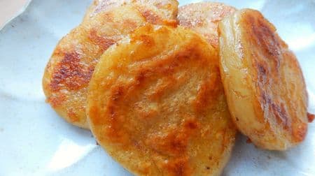 Easy recipe for potato rice cake! The sweet and sour sugar and soy sauce gives the mochi a sticky, addictive taste.