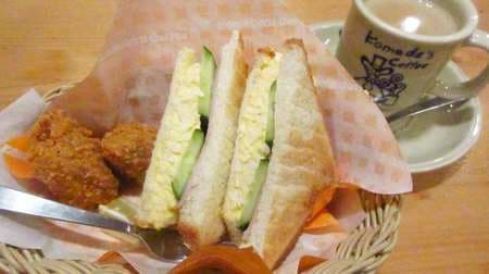 Komeda's "Mini Rice Basket" includes the boneless chicken "Rice Chicken" and a "Mini Sandwich" with egg pesto for a great price! Mini sandwiches can be toasted!