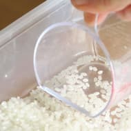 米びつの底のお米もすくいやすい！キャンドゥの“D型”ライスカップが便利