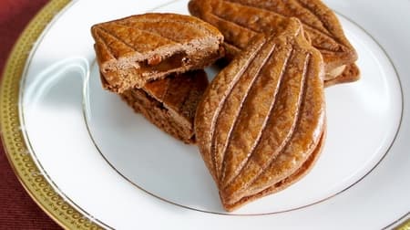 "Caramel chocolate sandwich" with unique cacao shape looks delicious! Put caramel in a brandy-scented ganache