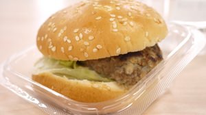 Lawson's "Thick Beef Hamburger Sandwich" has a meaty handmade taste--but is it similar to Mo *'s? [Tasting review]