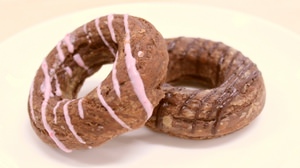 I ate Mister Donut's first donut-shaped pie, "Raw Chocolate Ring Pie"--is this the Mister Donut version?