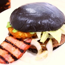 ウワサの“黒い”ハンバーガー、「黒 NINJA」を食べてみた！