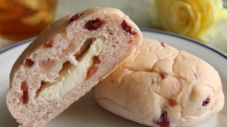 [Tasting] FamilyMart "Cranberry & Cheese Cream Bread" Chilled cheese cream feels good on your tongue!