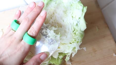 Kai's "palm cabbage peeler" is very convenient! You can make heaped shredded cabbage in an instant