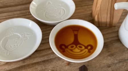 The soy sauce plate with the "The Genie Family" pattern is turned into a "carriage" --When you pour the soy sauce on a white pottery plate, you will be called and jump out!