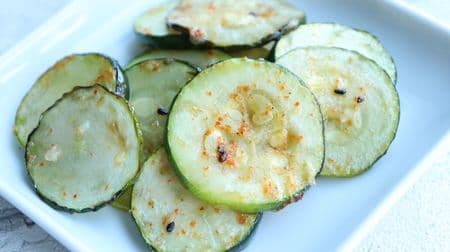 The spicy and vivid "Zucchini garlic fried shichimi" recipe! Fragrant with garlic & sesame oil