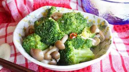 A recipe for "spicy broccoli and shimeji mushrooms" in the microwave! Rich in flavor with sesame oil