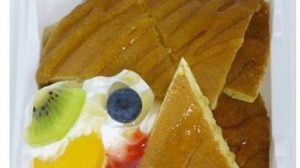 A new dessert with moist pancakes and fruits is now available at FamilyMart!