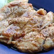 「鶏むね肉のガリバタ醤油ステーキ」レシピ！ガーリックとバターの濃厚たれでガッツリ パンチの効いた風味！