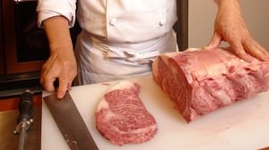 肉と酒だけの立ち食い店「いきなり！ステーキ」--厚切りステーキを量り売り！　