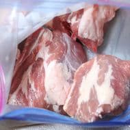 冷凍肉のおいしい解凍方法！まるで生肉みたいに解凍する裏技！うまみも栄養も逃さずおいしさを保つには？