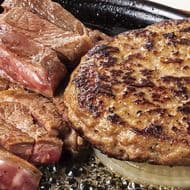 鉄板に限界まで肉をのせた『激アツコンボ』ステーキのどんに！ハンバーグとステーキのジューシーなコラボ