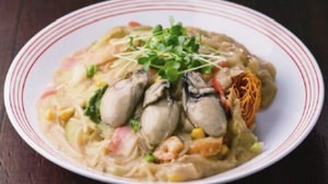 "Oyster Sara Udon" with huge oysters is now available in Ringer Hut for a limited time!