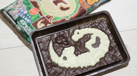 Chara-Pakki Excavating Dinosaurs": Molded-out chocolate plates that can be used to excavate dinosaurs at home! Fun that even adults get hooked on!