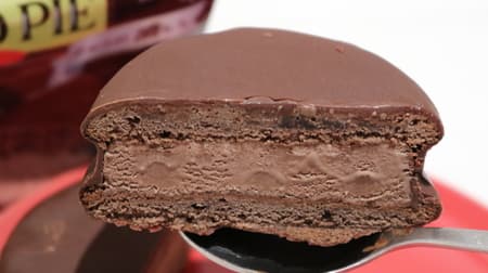 【実食】チョコが濃厚〜！「冬のチョコパイアイス」が贅沢な美味しさ -- 口いっぱいに広がるチョコ・チョコ・チョコ！