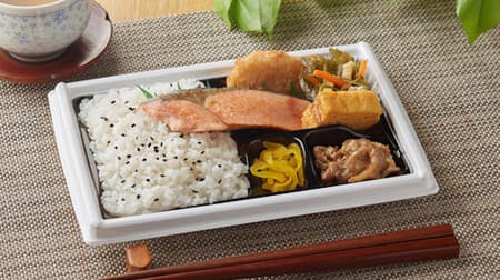 ファミマ「炙り焼銀鮭幕の内弁当」東北地方・新潟県限定 -- 塩味の強い銀鮭や甘めの切り昆布など地域ならではの味付け
