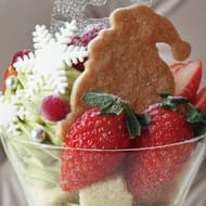 銀座千疋屋「クリスマスパフェ」店舗限定 -- 苺の後ろにひょっこりサンタ！