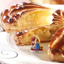 今年の “おみくじ” は、フランス式!? 幸運の「チャーム」が入った伝統のパイ菓子