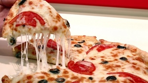 ついに “おひとり様ピザ” が叶うぞ！米ピザハットが、片手で食べられる「スライスピザ」を発売