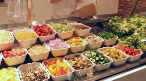 オイシックスの “体験型” スーパーが吉祥寺にオープン！--その場で新鮮野菜が食べられるよ