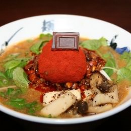 チョコ入り“赤玉”を溶かすと担担麺に？　ロッテ×麺屋武蔵「味噌ガーナ2014」