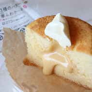 【実食】ローソン「3種のバター華ふわケーキ（焦がしバターソース入り）」バター風味とふわとろ食感！