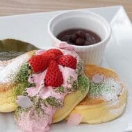 幸せのパンケーキ「幸せの桜パンケーキ」季節限定！あんこの旨味と桜が香るホイップクリーム